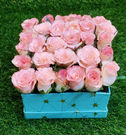 Pink Roses in a Velvet Box - Image 2
