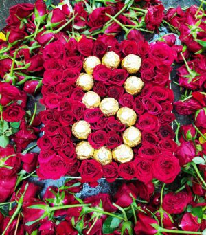 Red Rose With Ferrero Rocher chocolate Bouquet online flowers delivery