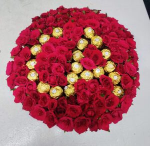 Red Rose With Ferrero Rocher chocolate Bouquet online flower delivery