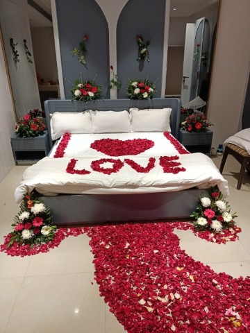 Bed Decoration with Red Rose and Fresh Flowers 1 Bed Decoration with Red Rose and Fresh Flowers