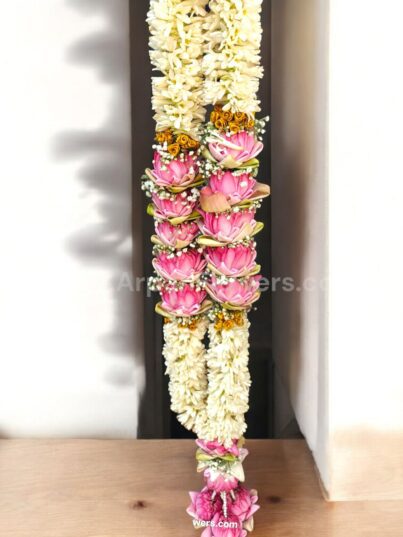 Rajnigandha And Lotous Mix Varmala