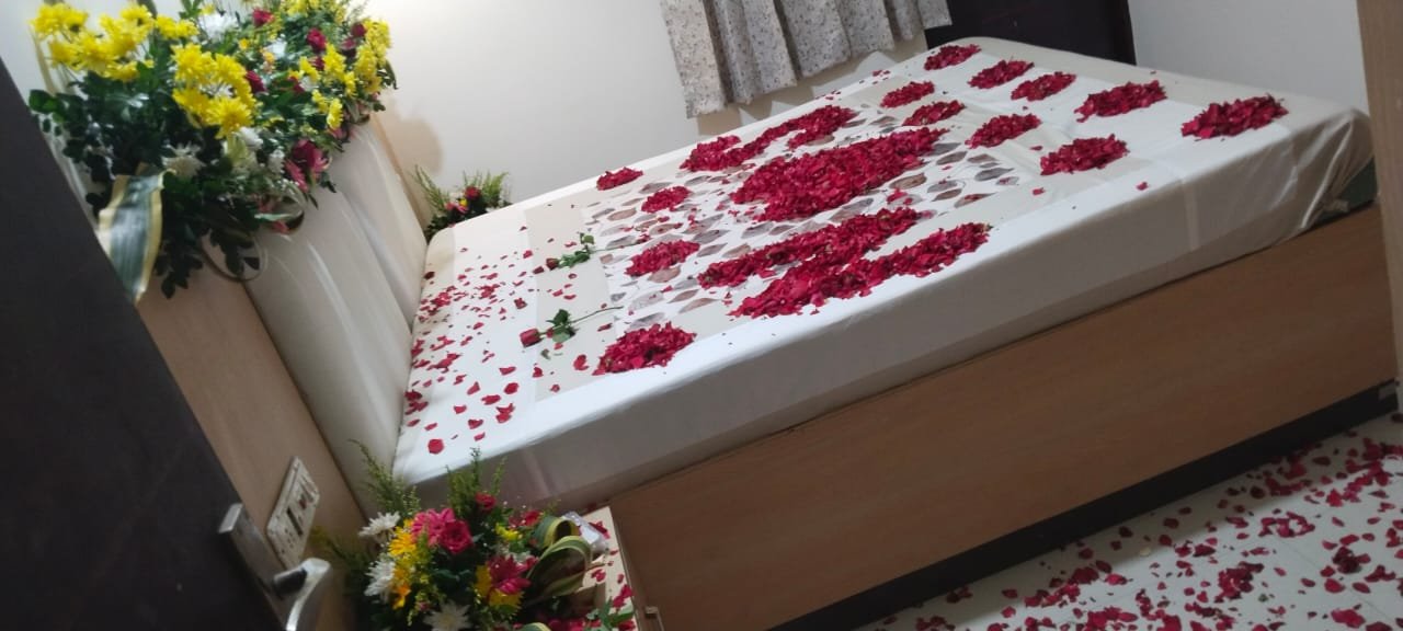 Bed Decoration With Mix Fresh Flowers 1 Bed Decoration With Mix Fresh Flowers