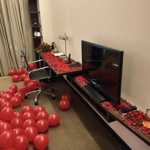 Anniversary Bed Decoration with Red balloons 3 Anniversary Bed Decoration with Red Baloon